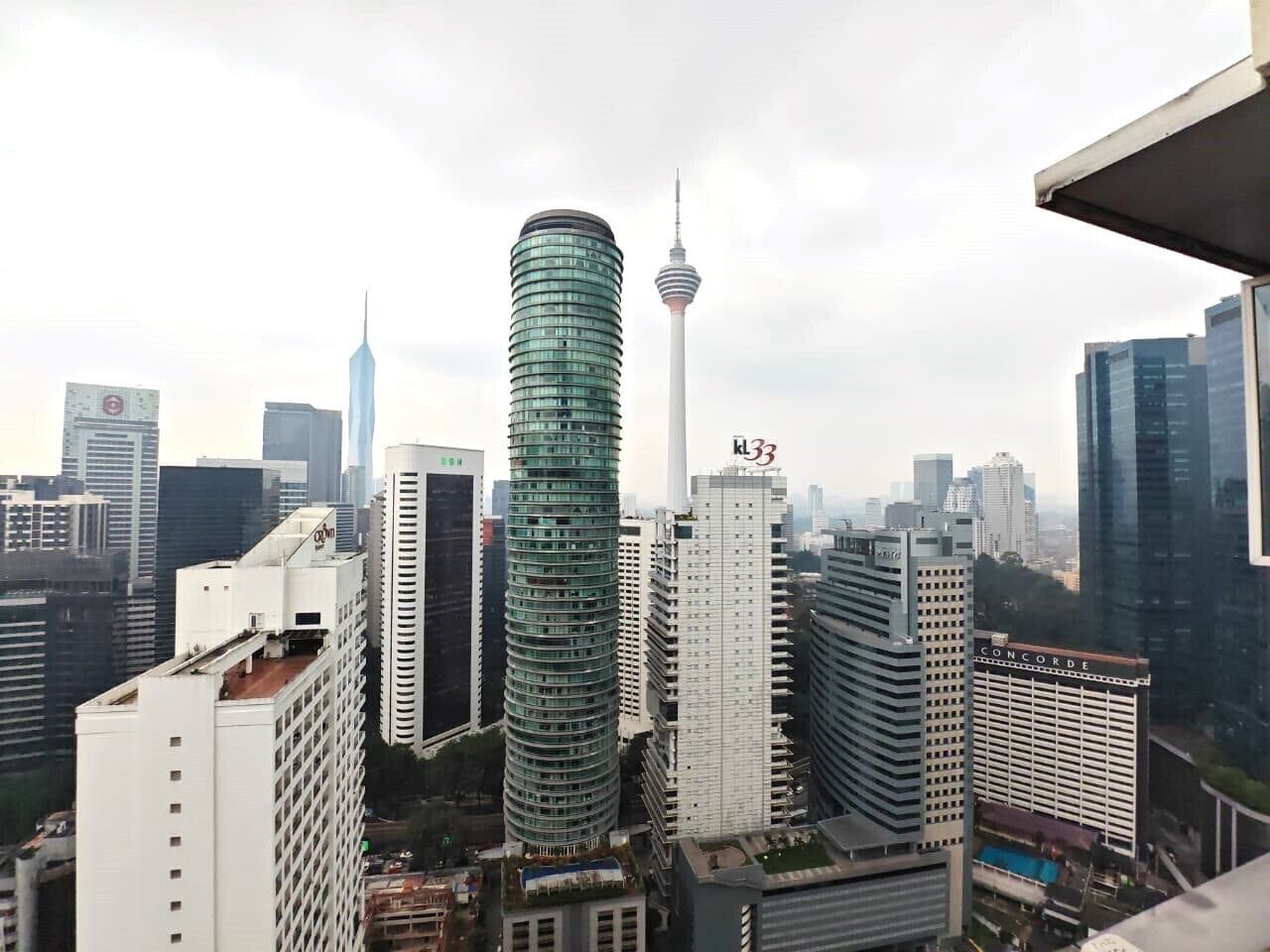 Eine Skyline mit modernen Hochhäusern, darunter ein markanter Turm mit einer Spitze.