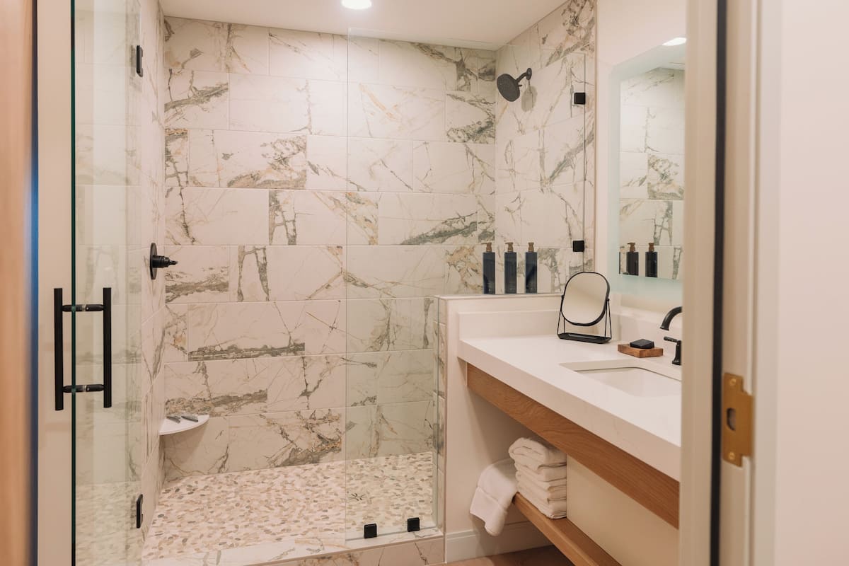 Kostenlose Toilettenartikel, Haartrockner, Handtücher, Seife