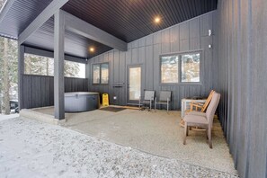 Outdoor spa tub - Brand new 4 bed/3 bath duplex w/ private hot tub, laundry, amazing views! (Silver Star Mountain)