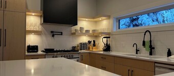 Brand new 4 bed/3 bath duplex w/ private hot tub, laundry, amazing views!