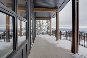 Terrace/patio - Brand new 4 bed/3 bath duplex w/ private hot tub, laundry, amazing views! (Silver Star Mountain)