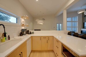 冰箱、微波炉、烤箱、炉灶