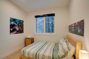 4 bedrooms, desk, iron/ironing board, free WiFi - Brand new 4 bed/3 bath duplex w/ private hot tub, laundry, amazing views! (Silver Star Mountain)