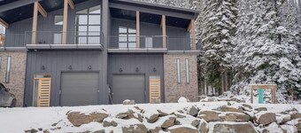 Brand new 4 bed/3 bath duplex w/ private hot tub, laundry, amazing views!