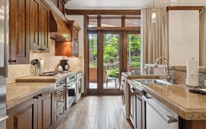 Four à micro-ondes, un four, surface de cuisson, lave-vaisselle