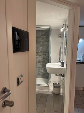 Hårføner, håndklær, såpe og sjampo