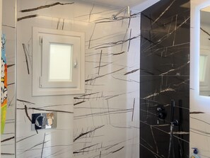 Secadora de cabello, toallas, jabón, papel de baño 