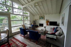 TV, books - Charming Cottage on the Great Pond in Boothbay Harbor, Maine (Boothbay Harbor)