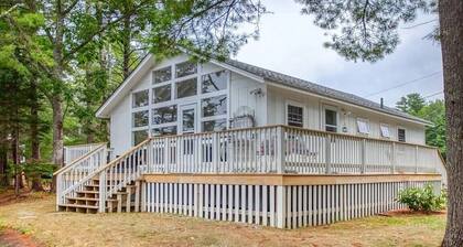 Charming Cottage on the Great Pond in Boothbay Harbor, Maine