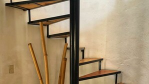 Een trap met houten treden en zwarte metalen leuningen.
