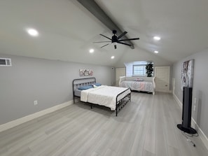 4 bedrooms, desk, free WiFi, bed sheets