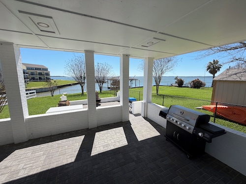 Lake front spacious 4-bedroom house in welcoming Livingston with WiFi, AC & MORE