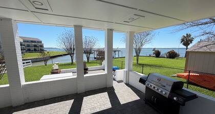 Lake front spacious 4-bedroom house in welcoming Livingston with WiFi, AC & MORE