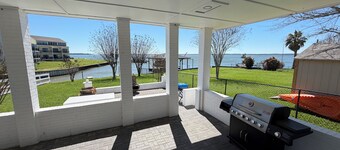 Lake front spacious 4-bedroom house in welcoming Livingston with WiFi, AC & MORE