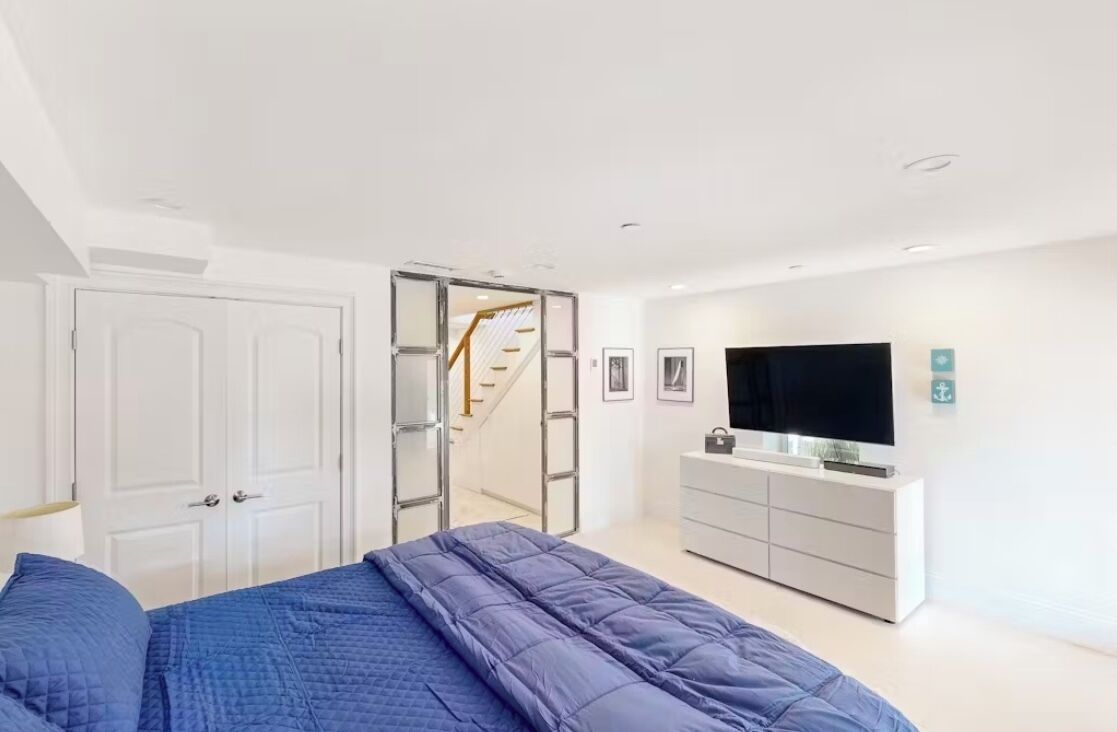 3 bedrooms, desk, iron/ironing board, travel crib