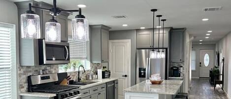 Mikrowelle, Ofen, Herdplatte, Geschirrspüler