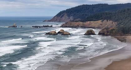 2 Sand Dune: Cozy Town Home | Walk to Beach | Dog-Friendly
