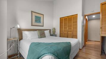 1 slaapkamer, een bureau, een strijkplank/strijkijzer, reisbedje