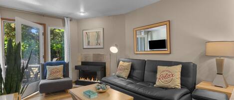 Una televisión, una chimenea