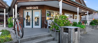 1 Sandals Spa Suite: Intimate Getaway | Steps to Beach | Dog-Friendly