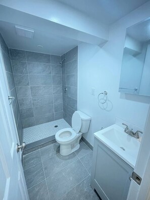 Douche, serviettes fournies, savon, papier toilette