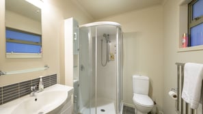 Shower, hair dryer, towels, soap - Situated in Atawhai a short drive from central Nelson, with stunning ocean views (Nelson)