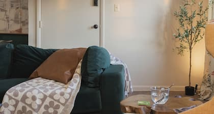 Happy Place Retreat: Dedicated Parking, 2 Bd King/Queen, Balcony