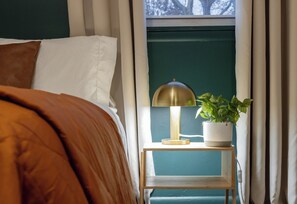 2 bedrooms, iron/ironing board, travel crib, free WiFi - Happy Place Retreat: Dedicated Parking, 2 Bd King/Queen, Balcony (Philadelphia)