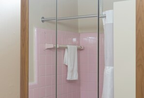 Haartrockner, Handtücher, Seife, Shampoo
