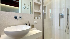 Dusche, Haartrockner, Bidet, Handtücher