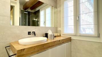 Dusche, Haartrockner, Bidet, Handtücher