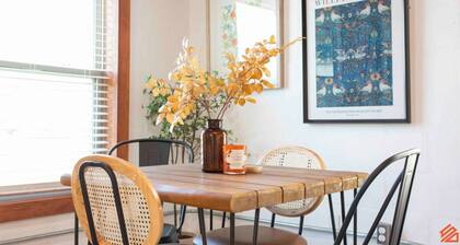 Quaint Cottage Downtown Buckner