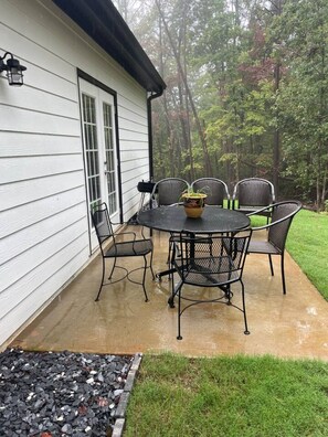 Outdoor dining - The Red Door Cottage (Dahlonega)
