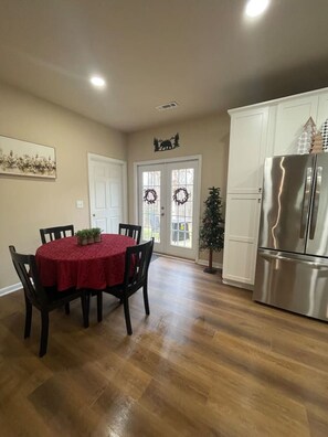 Dining - The Red Door Cottage (Dahlonega)