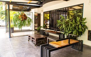 Outdoor dining - Hotel Balcones del Estadio (Medellín)