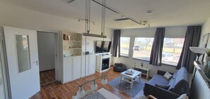 Smart TV, fireplace, books, stereo