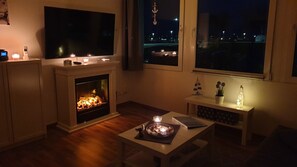 Smart TV, fireplace, books, stereo