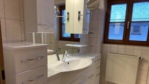 Apartment, 2 Bedrooms, Balcony, City View | Bathroom