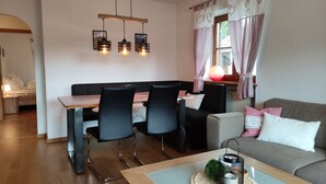 Appartement, 2 slaapkamers, balkon, uitzicht op stad | Woonkamer