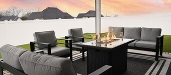 NEW! Home Theater - Game Room - 5BR 3.5 Bath near multiple attractions!