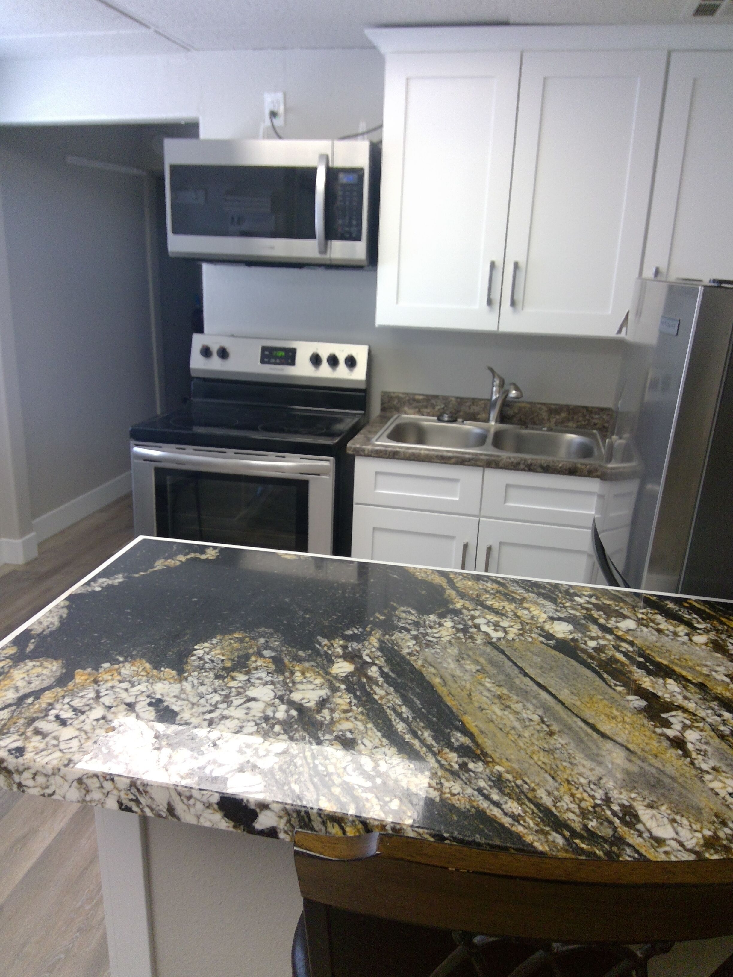 Réfrigérateur, micro-ondes, four, plaque de cuisson