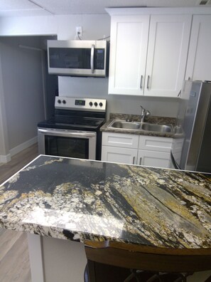 Fridge, microwave, oven, stovetop - Cozy 1-bedroom with WiFi and AC in charming Delta (Delta)