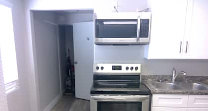 Cozy 1-bedroom with WiFi and AC in charming Delta