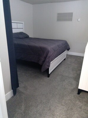 1 bedroom, free WiFi, bed sheets - Cozy 1-bedroom with WiFi and AC in charming Delta (Delta)