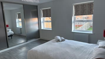 4 bedrooms, iron/ironing board, free WiFi