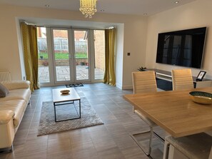 Flat-screen TV - Liddle House Haven (Basingstoke)