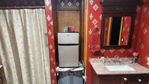 Une petite salle de bain comprenant des toilettes, un lavabo et un miroir.