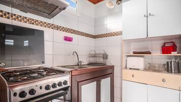 Réfrigérateur, micro-ondes, four, cafetiÚre/bouilloire