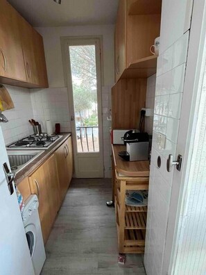 Kühlschrank, Mikrowelle, Ofen, Wasserkocher mit Kaffee-/Teezubehör