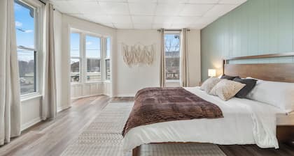 The Cozy Emerald Stay 5 Minutes to Downtown